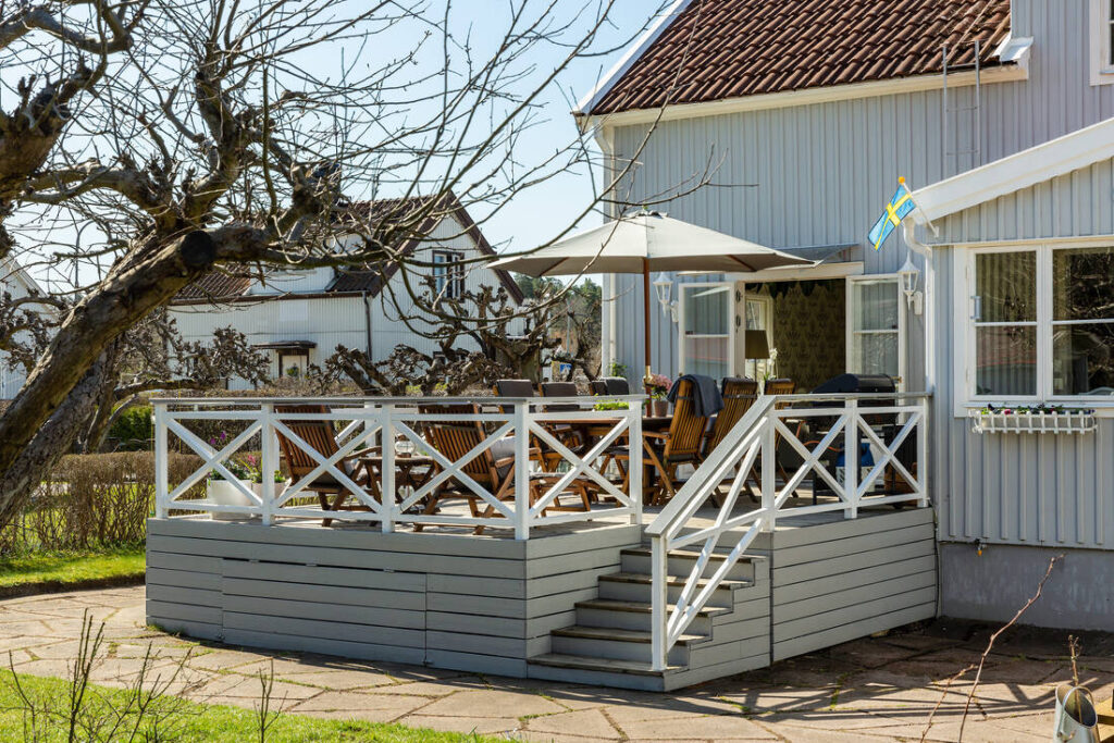 Stenläggning av uppfart med kantsten. Haninge Tutviken