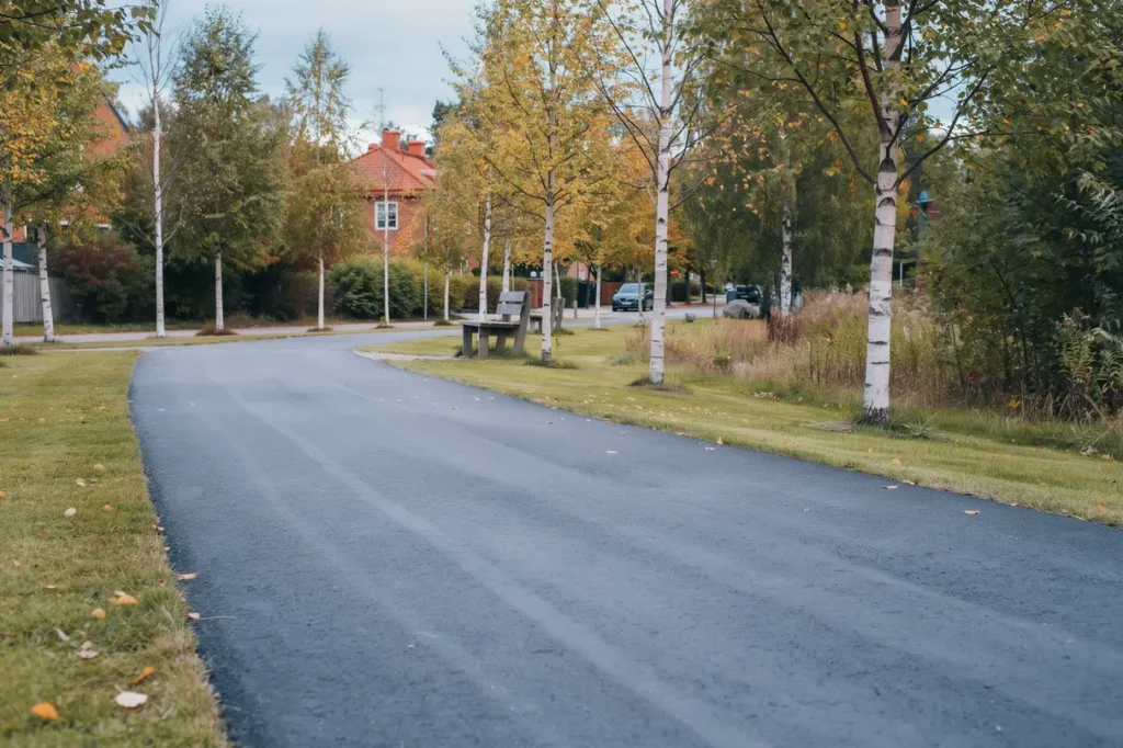 ny asfalt p g ngv g vid park i ppelviken bromma