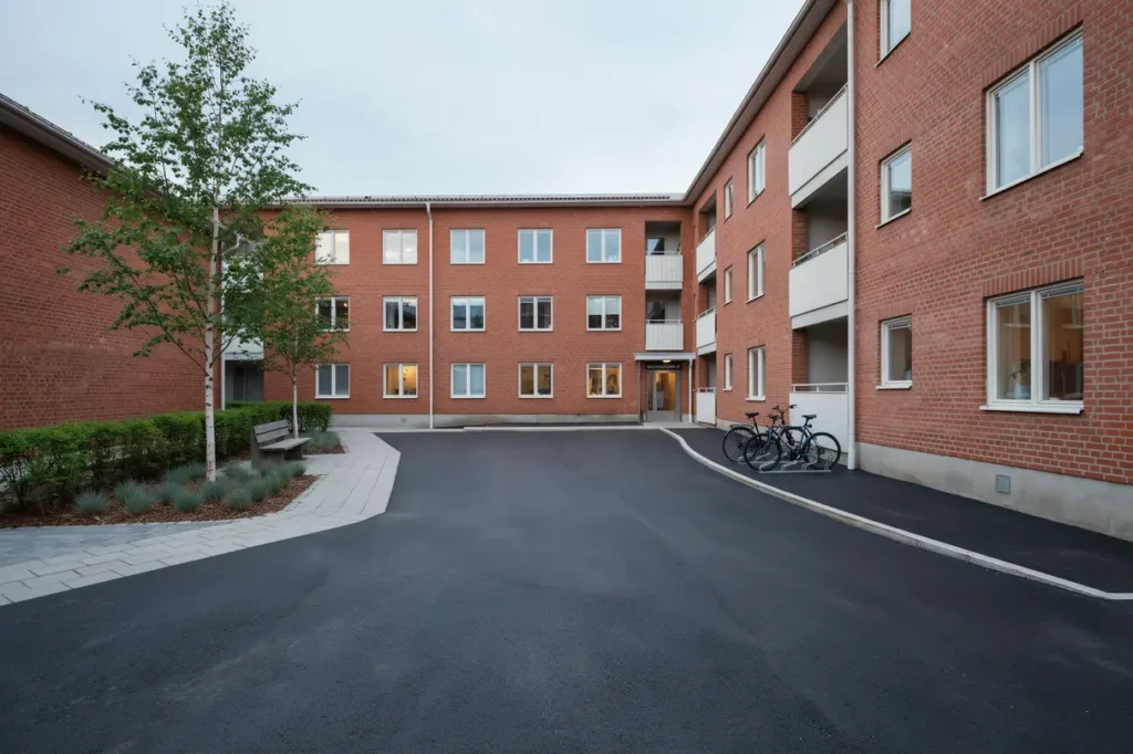omasfaltering av g rdsplan vid flerbostadshus i alvik bromma