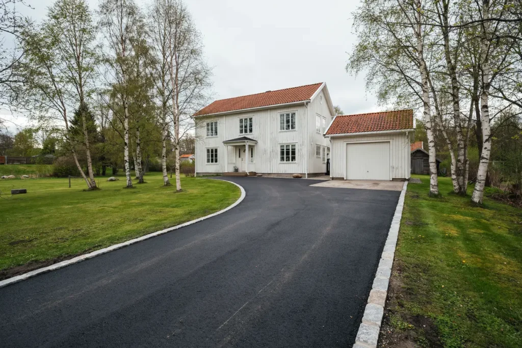 asfaltera uppfarten snyggt och h llbart s planerar du f r b sta resultat kring villa och garage